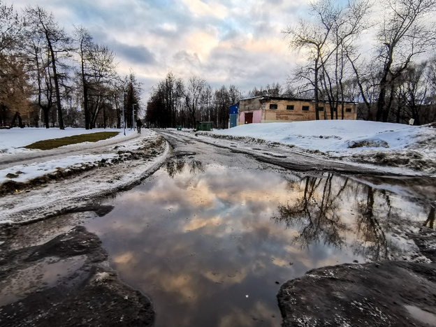 «Новые места для окунания»: кировский юрист попросил Роспотребнадзор проверить воду в луже у Северной больницы
