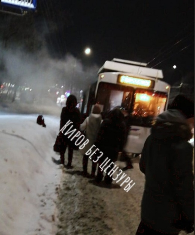 Соцсети: в Кирове во время движения загорелся троллейбус