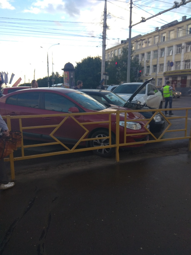 Напротив администрации Кирова BMW протаранил шесть машин