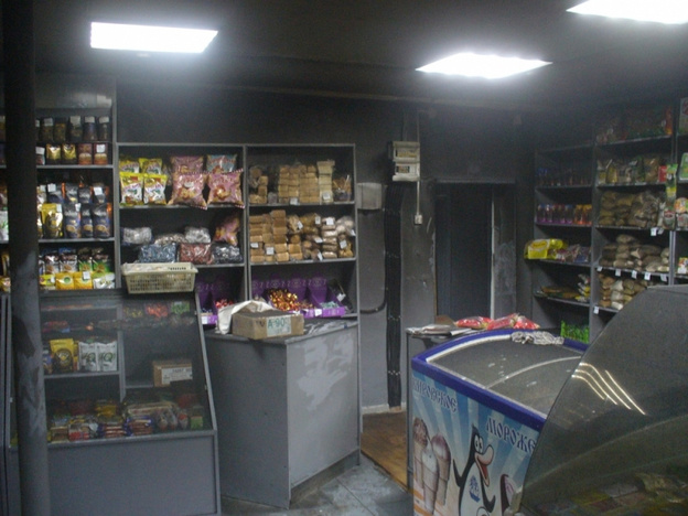 В Омутнинске загорелся магазин, отремонтированный после пожара