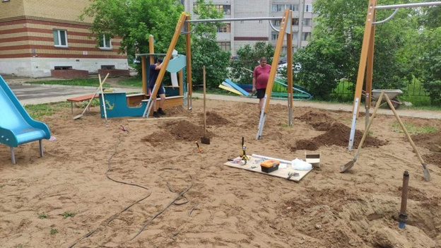 В Кирове создают новую детскую площадку и благоустраивают территорию у дома в Березниковском переулке
