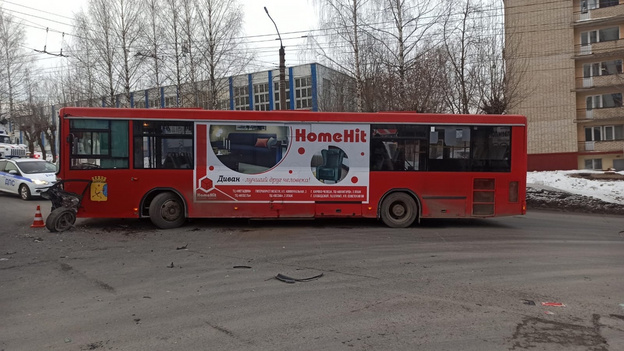 В Кирове автобус столкнулся с иномаркой. Погибли две молодые девушки