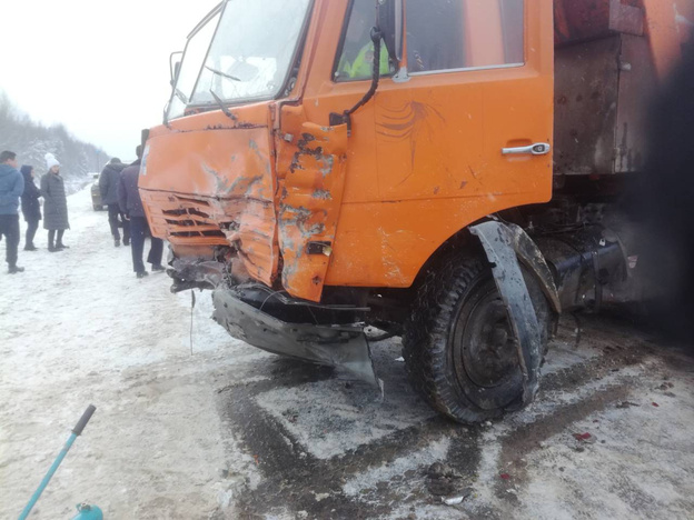 В Мурашинском районе столкнулись «КамАЗ» и легковушка: два человека погибли