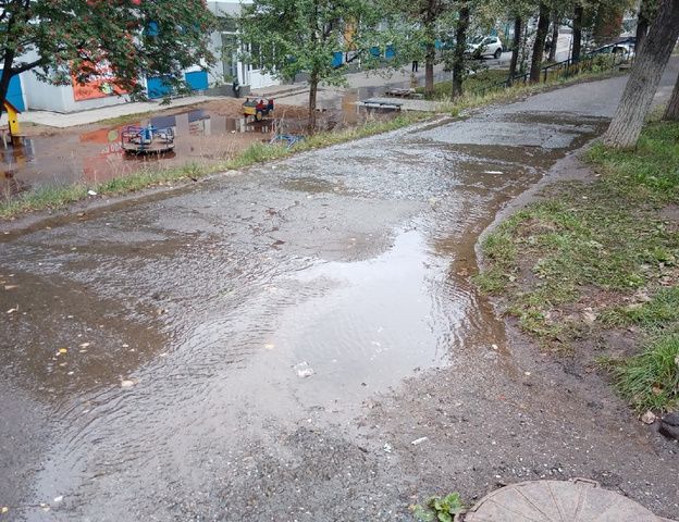 В Кирове у ТЦ «Антей» затопило детскую площадку