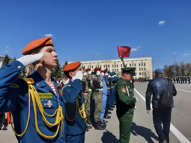 Торжественное шествие кировских войск в честь Дня Победы. Фото и видео