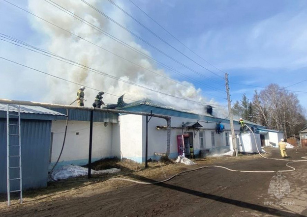 В посёлке Даровском в здании с магазинами и столовой случился пожар