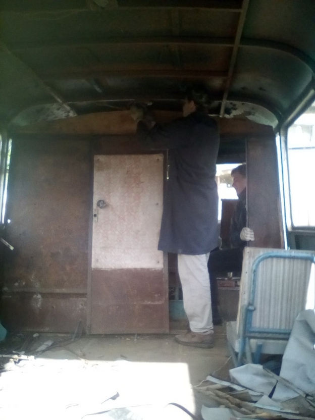 Кировчанин переделывает старый автобус в музей советских вещей