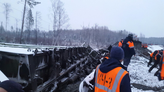 Появились фото и видео с места схода поезда в Кировской области