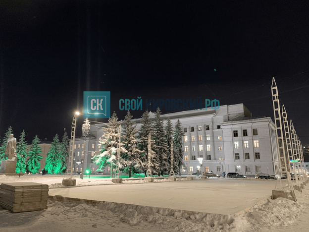На Театральной площади устанавливают новогоднюю ёлку. Фото