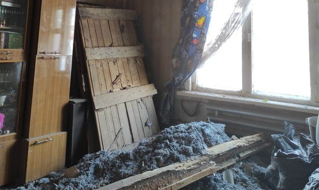 Кировские активисты пожаловались в прокуратуру на состояние дома, в котором обвалился потолок