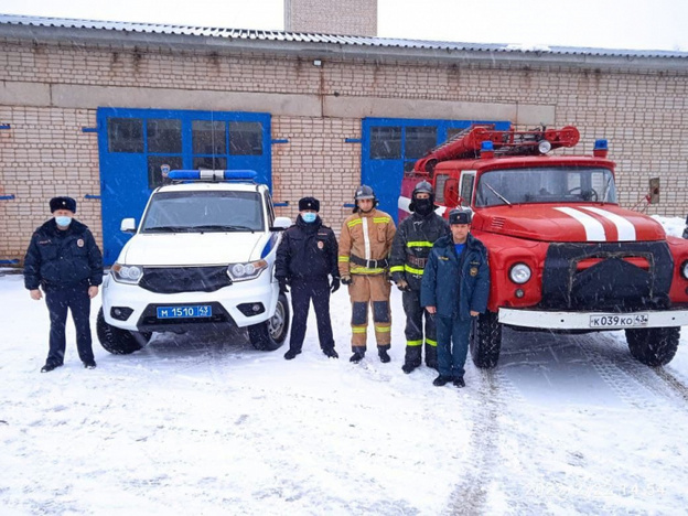 Полицейские Яранска спасли семью из горящего дома