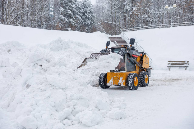 Территорию «Олимп-Арены» очищают от сугробов