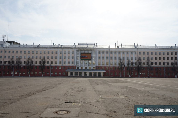 Пустые автобусы, закрытые двери, пиво на вынос и «городской праздник» на набережной: как кировчане встретили карантин в Кирове