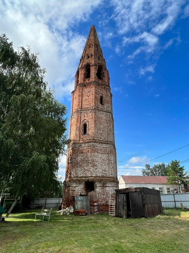 В Кировской области законсервировали две церкви и колокольню XVII века