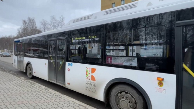 На кировских автобусах меняют указатели маршрутов