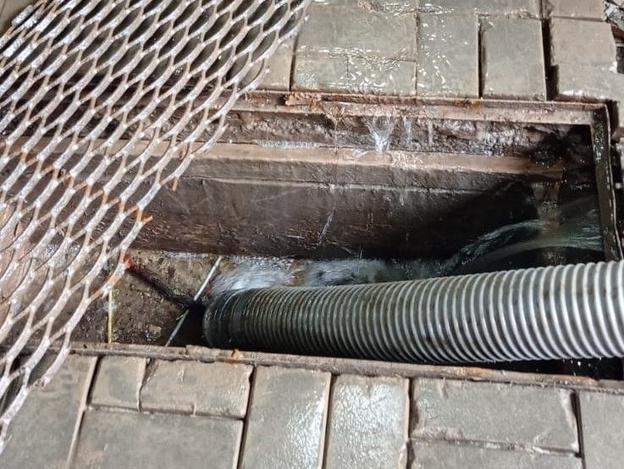 Затопленный подземный переход на улице Воровского обследуют