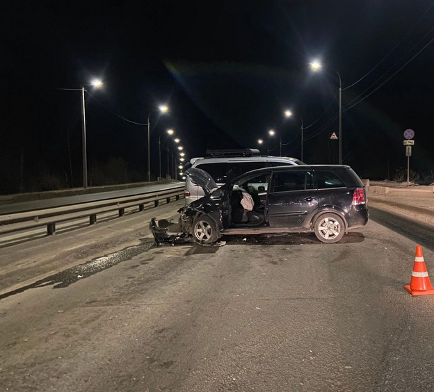 В Кирове водитель Opel врезался в остановившийся автомобиль