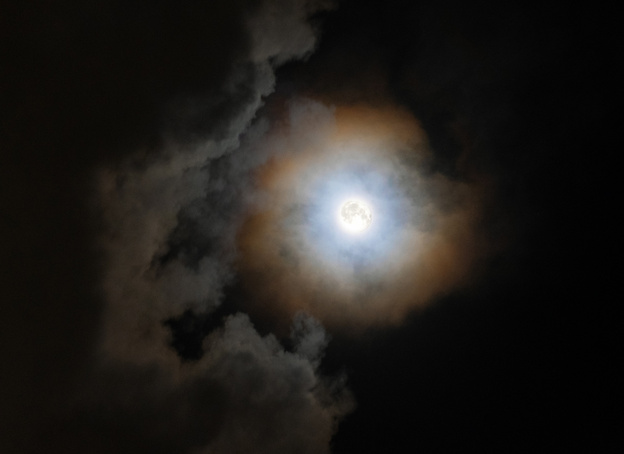 В Верхошижемье сфотографировали яркую лунную корону