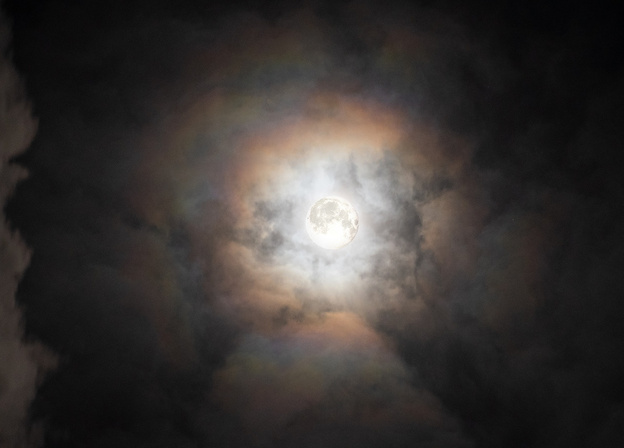 В Верхошижемье сфотографировали яркую лунную корону
