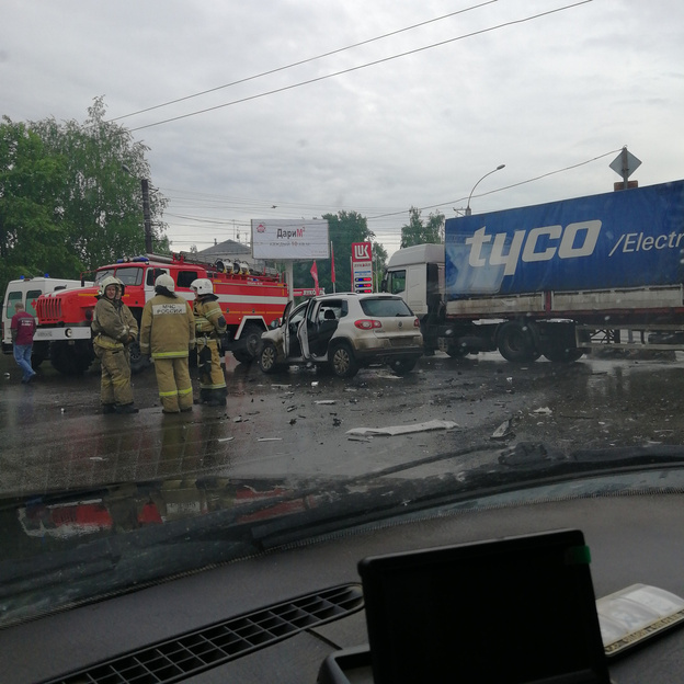 В Кирове «Фольксваген» врезался в автобус с пассажирами