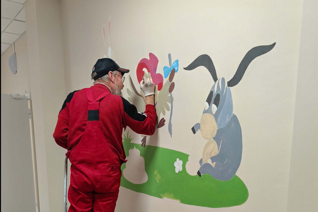 Завершающий штрих: художники украсили новую поликлинику для детей в Слободском