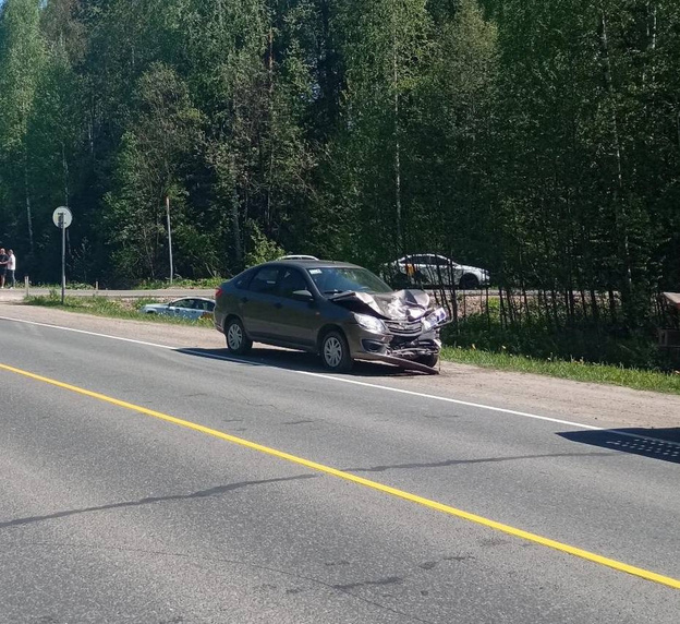 В Кирове LADA Vesta вылетела с дороги
