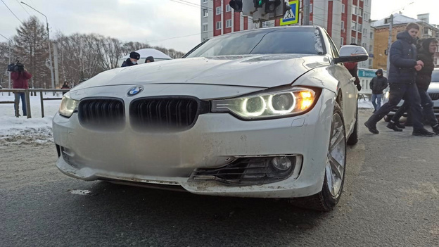 В Кирове у «Крыма» водитель BMW наехал на троих пешеходов