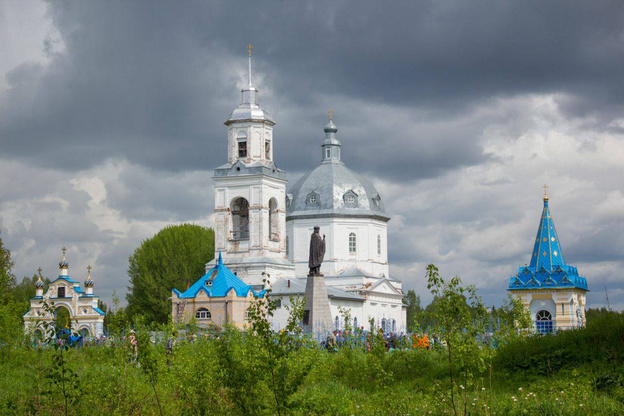 Впереди освящение воды и обратный путь: паломников встретили в селе Великорецкое