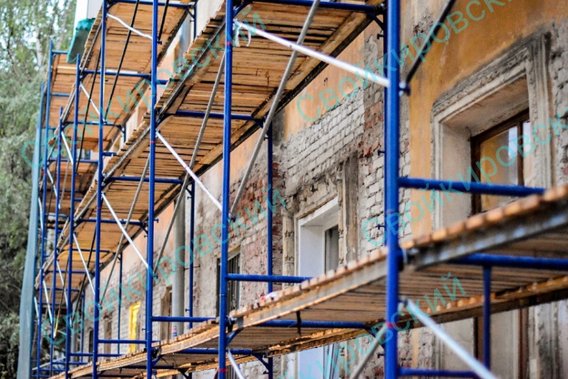 «Как разрушали, так и восстановят»: рабочие уничтожили лепнину во время капремонта дома на Труда