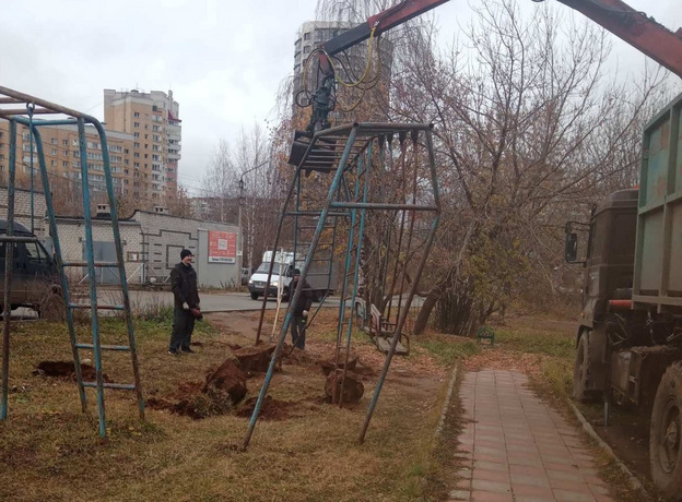 В Кирове на глазах у детей разрушили и вывезли детскую площадку