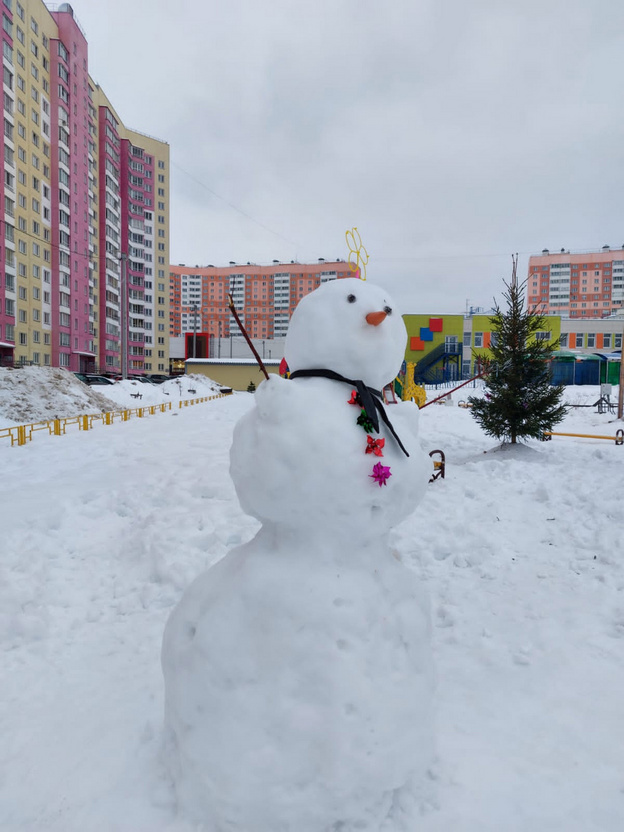 Во дворах домов от застройщика «Кировспецмонтаж» поселились снеговики