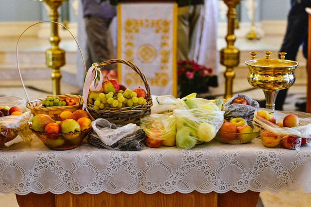 Кировчане освятили фрукты на Яблочный Спас в Спасском соборе. Фото