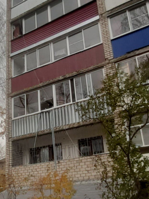 В Кирово-Чепецке из-за порыва ветра тополь упал на жилой дом