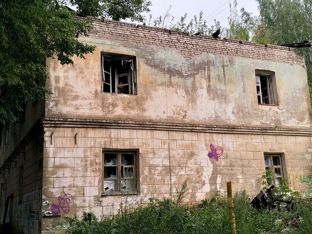 В Кирове крыша аварийного дома может рухнуть на прохожих