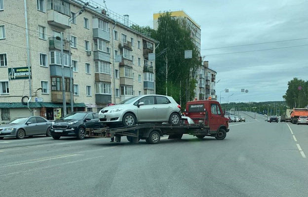 В Кирове на улице Щорса иномарка врезалась в салон сотовой связи