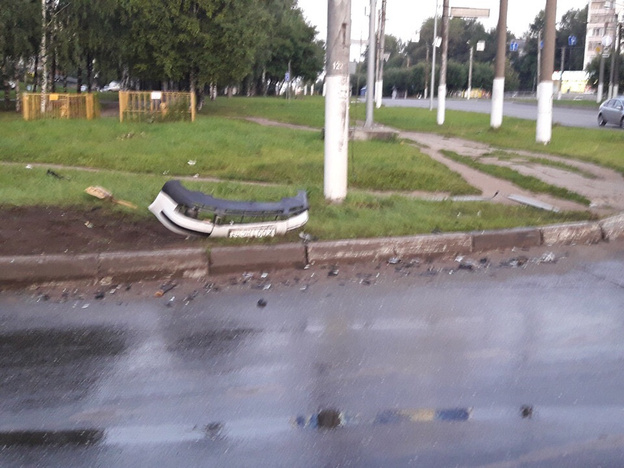 При жёстком ДТП в центре Кирова перевернулся грузовик