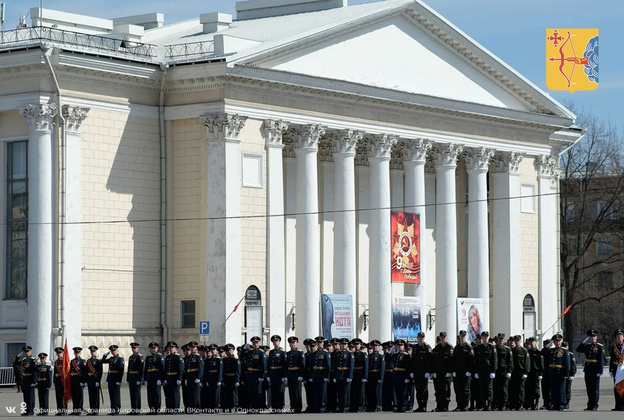 В параде Победы на Театральной площади приняли участие 22 роты военнослужащих