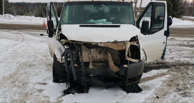 В Оричевском районе грузовой фургон совершил лобовое столкновение с легковым автомобилем. Пострадали три человека