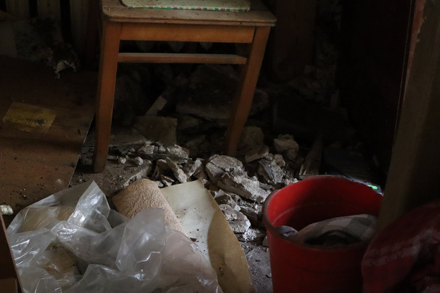 В одном из домов Кирова из-за некачественного ремонта крыши прогнила несущая стена