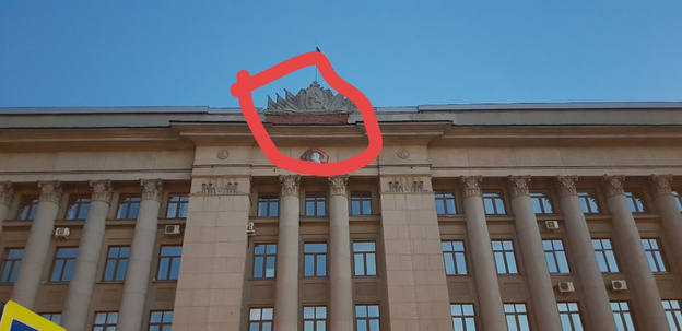 Со стены здания областного правительства отпала часть облицовки