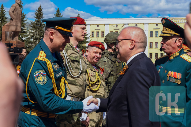 Торжественный парад на Театральной площади 9 мая. Фоторепортаж