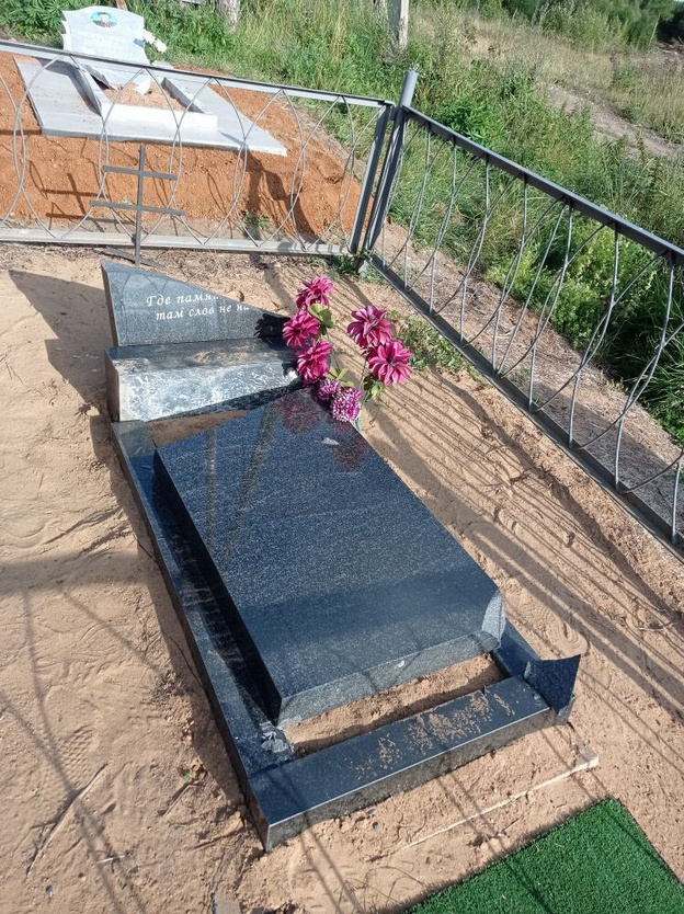 На кирсинском кладбище неизвестные разрушили надгробные плиты