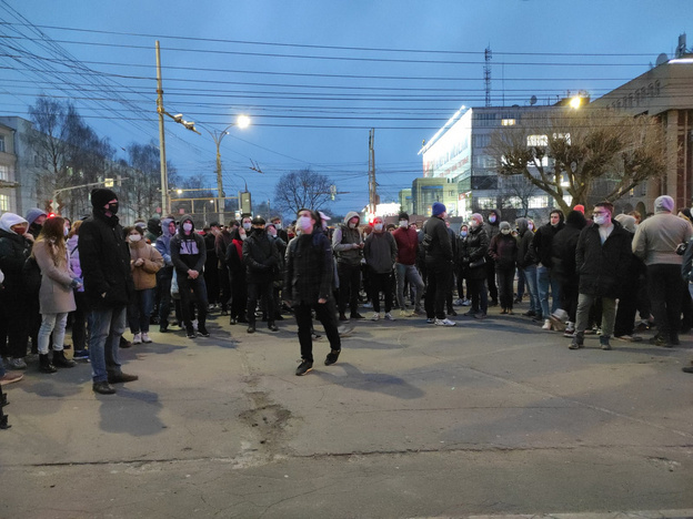 «Мы за свободу, которую в нашей стране ограничивают». Как в Кирове проходит митинг в поддержку Алексея Навального
