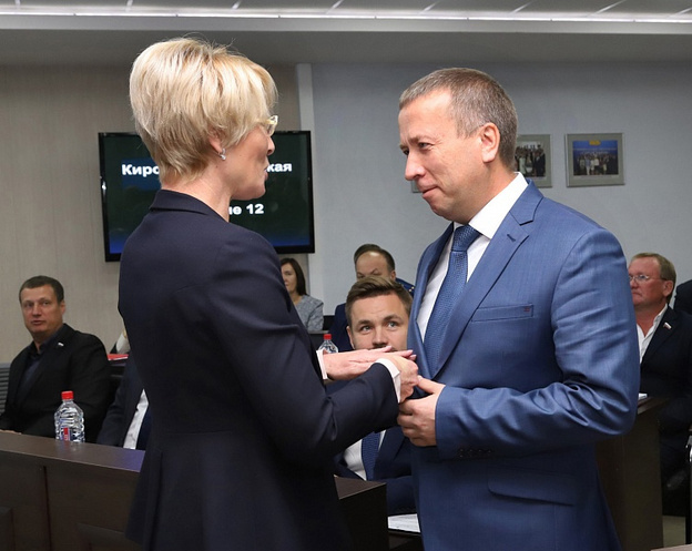 Павел Валенчук и Михаил Ковязин получили удостоверения депутатов