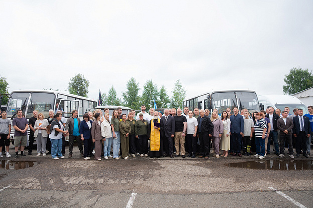 Из Кирова отправили 12 автомобилей с гуманитарным грузом