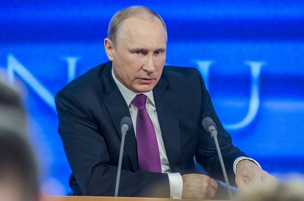 Путин поддержал инициативу ежедневного поднятия флага России в школах