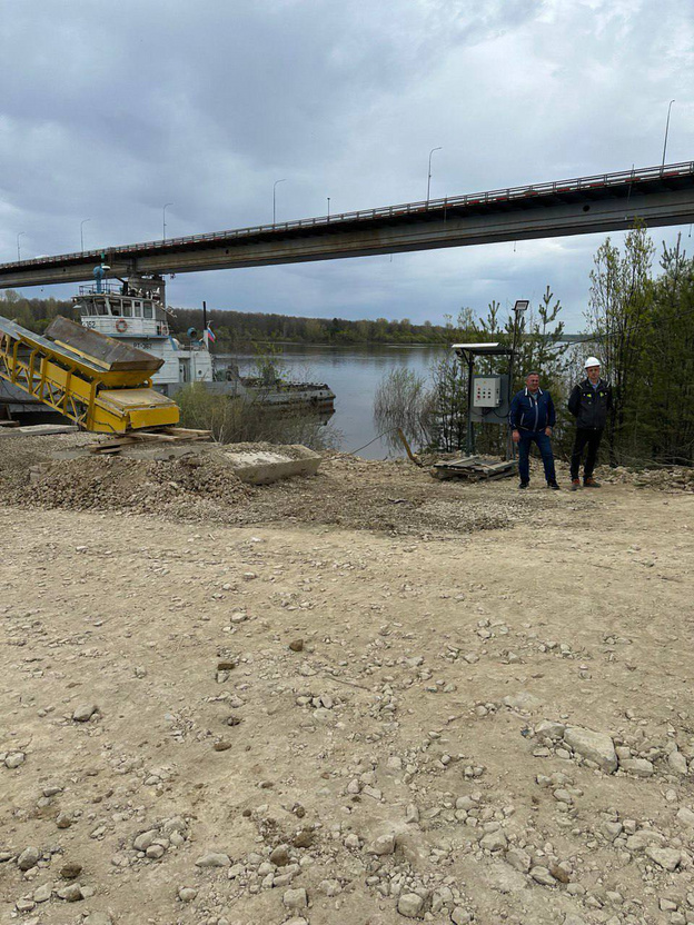 Порт Кирова готовится принять вторую баржу со щебнем