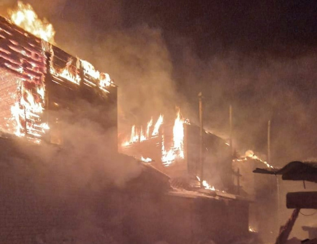В деревне Павлово Пижанского района загорелся 6-квартирный дом