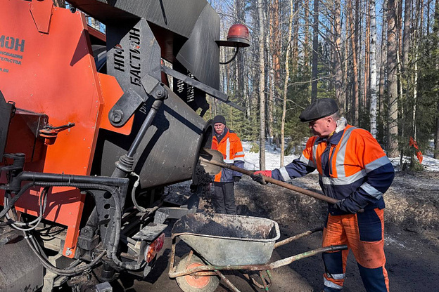 Кировские дорожники начали варить асфальт прямо на трассе