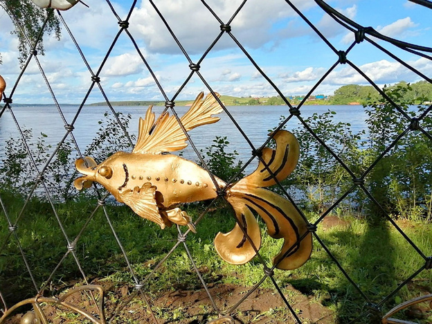 В Белой Холунице сделали новый арт-объект в виде рыбацкой сети